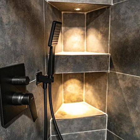 Luxury Refurnished With Private Parking Close To Slopes *