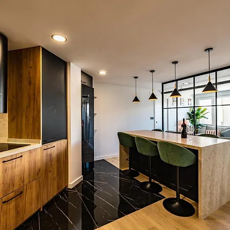 Апартаменты Luxury Refurnished With Private Parking Close To Slopes *