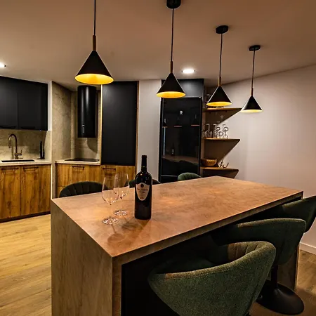 Luxury Refurnished With Private Parking Close To Slopes Апартаменты *