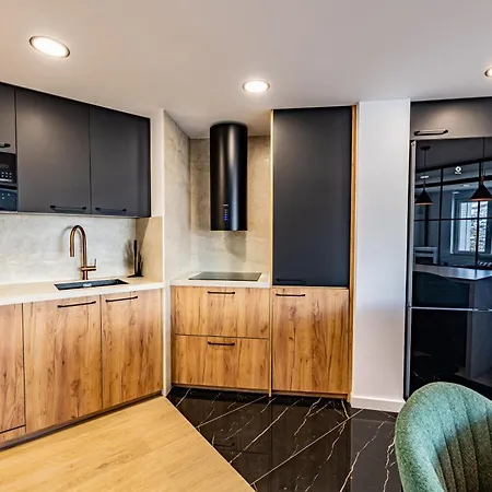 Luxury Refurnished With Private Parking Close To Slopes *