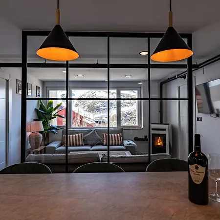 Luxury Refurnished With Private Parking Close To Slopes Apartman