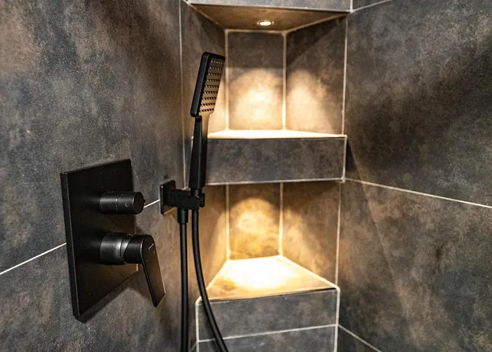 Luxury Refurnished With Private Parking Close To Slopes *