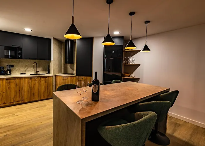 Luxury Refurnished With Private Parking Close To Slopes Апартаменти *