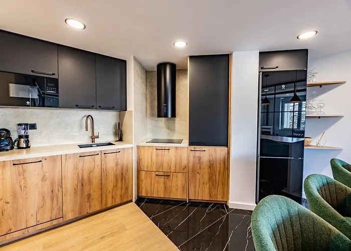 Luxury Refurnished With Private Parking Close To Slopes *