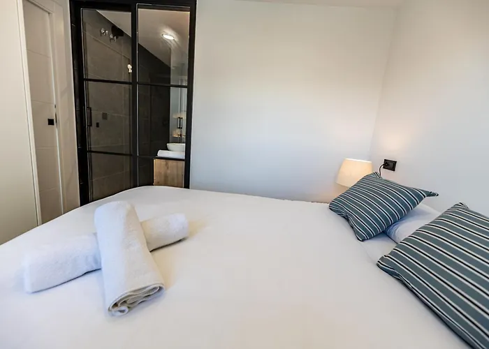 Luxury Refurnished With Private Parking Close To Slopes