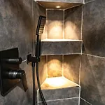 Luxury Refurnished With Private Parking Close To Slopes *