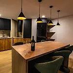 Luxury Refurnished With Private Parking Close To Slopes Appartement *