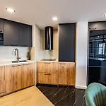 Luxury Refurnished With Private Parking Close To Slopes *